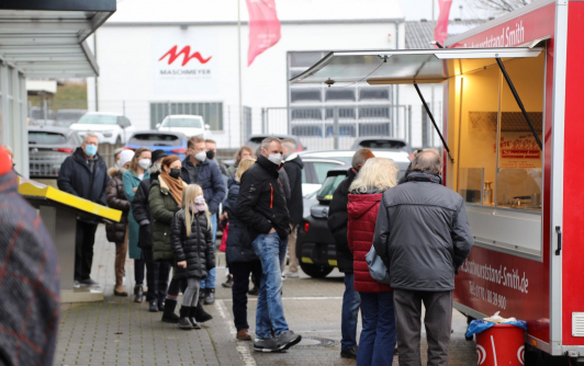 Pflanz-Angrillen-2022-Currywurst-Smith